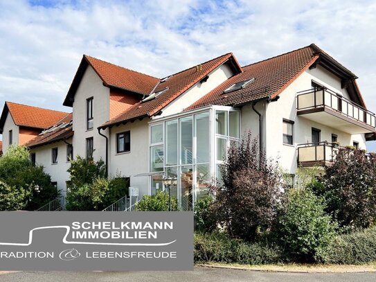 Große Dachgeschosswohnung mit Balkon und perfektem Blick ins Grüne