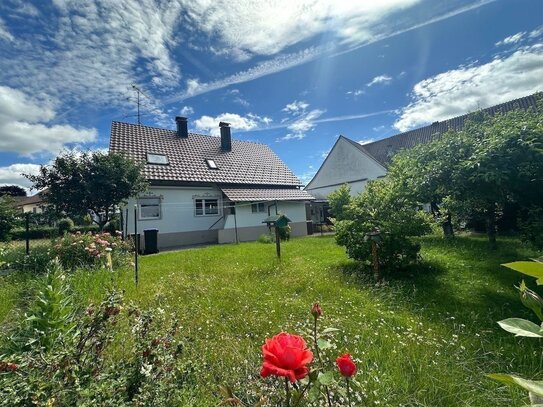 Preis weiter reduziert! Charmantes Einfamilienhaus in Singen Schlatt mit schönem Garten zu verkaufen.