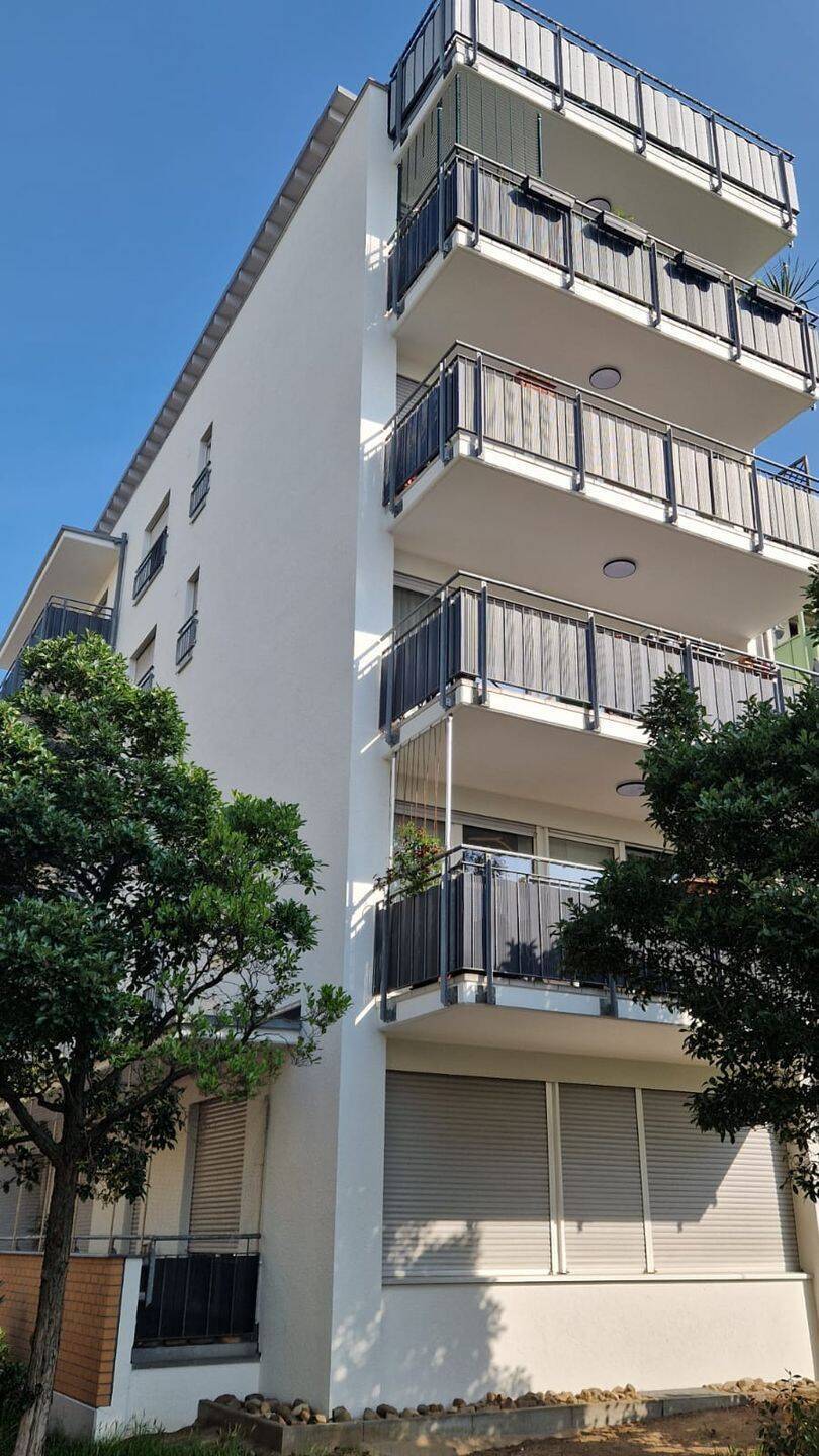 schickes Mehrfamilienhaus mit Aufzug, Balkonen sowie Stellplätzen