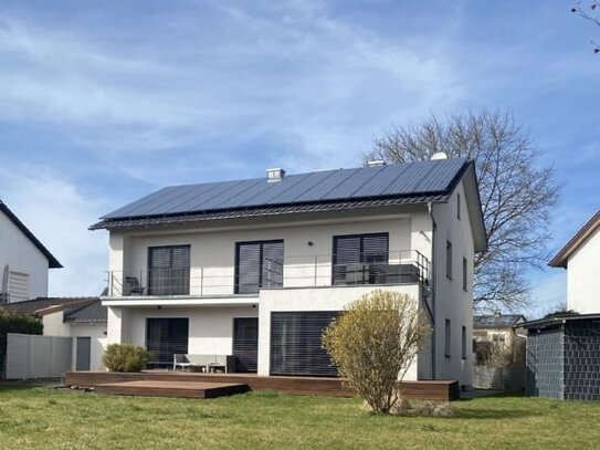 FREISTEHENDES ZWEIPARTEIENHAUS MIT GARTEN UND BAUPLATZ IN TÖGING A. INN