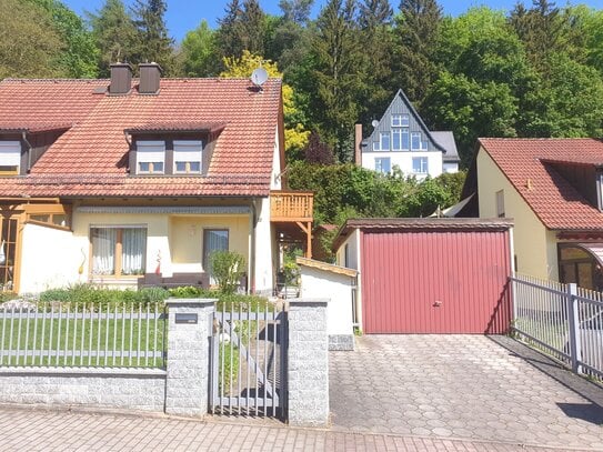 Tolle Aussicht! Gepflegte Doppelhaushälfte mit 2 Terrassen und Garage in Toplage von Hohenstadt