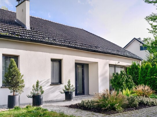 Liebevoll kernsanierter Bungalow. 146 m² Wohlfühlfläche in Bestlage. Kurze Wege plus Grünblick.