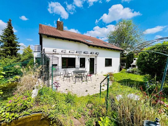 Zweifamilienhaus in toller Lage mit Gartenidyll und Doppelgarage, teilvermietet