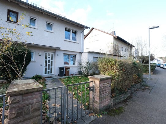 Doppelhaushälfte in Top-Lage mit Garten, Balkon, ausgebautem Dachboden und Garage zur Miete