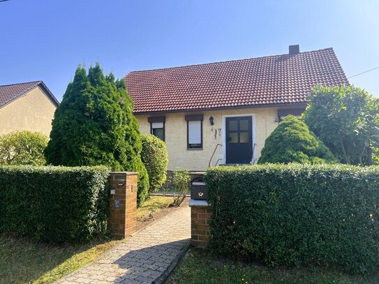 Gemütliches Einfamilienhaus auf einer Etage, voll unterkellert, Garage, Nebengelass & tollem Garten