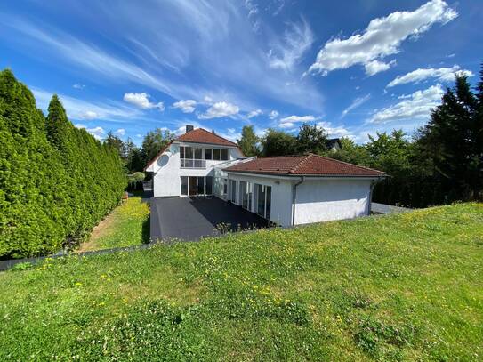 Villa an der Peripherie von Berlin mit Hallenbad und variablen Gestaltungsmöglichkeiten