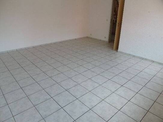 Sehr dörfliche große gemütliche Maisonette-Wohnung mit Badewanne, Einbauküche und Garten!