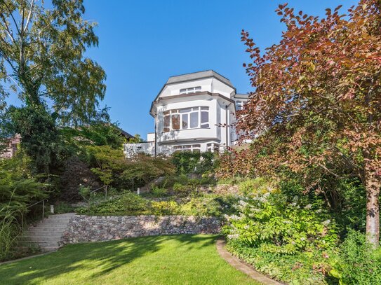 Großzügige Villa mit Seegrundstück am Flakensee