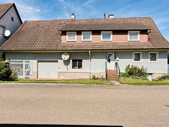 Provisionsfrei! Einfamilienhaus mit Nebengebäude und großem Grundstück (846 m²) in Straubenhardt!