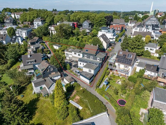 Saniertes, bergisches Wohnhaus mit zusätzlichen Praxisflächen, drei Garagen und großem Garten!