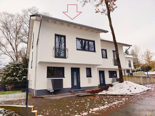 Provisionsfrei bis 31.12.2024! Schlüsselfertiger und energieeffizienter Neubau als DHH in idyllischer Lage!