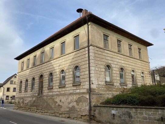 Historisches ehem. Schulhaus in der Nähe von Zeil am Main