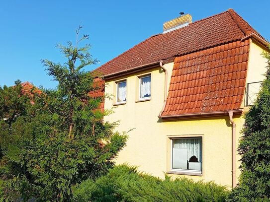 Schönes Einfamilienhaus mit Nebengelass und möglicher Einliegerwohnung in schöner Ortsrandlage