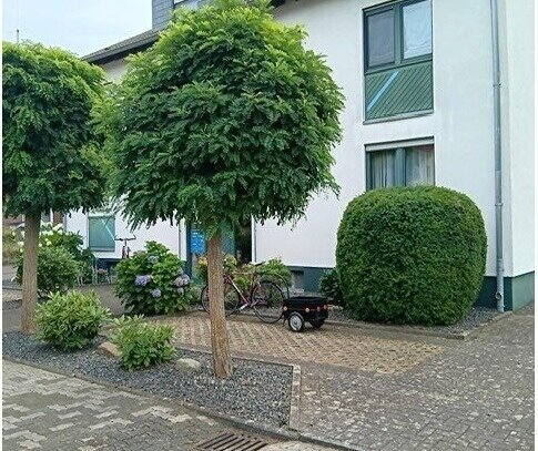 Ruhig gelegene Erdgeschoss-/Hochparterrewohnung mit kl. Garten in Dormagen - Hackenbroich