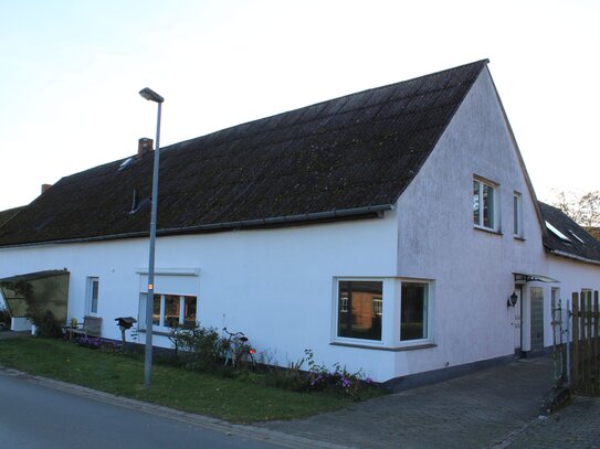 Verwirklichen Sie Ihren Traum - Zweifamilienhaus mit Resthof Charakter in Volzendorf