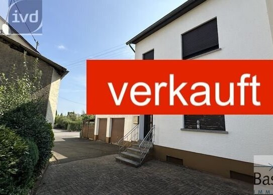 Ehemaliges kleines Bauernhaus in Niederöfflingen mit Scheune