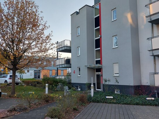 Geplegte 1,5 ZKB Wohnung mit Balkon, Stellplatz und Aufzug