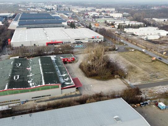 ca. 2600 m² Lager- / Produktionshalle mit ca. 350 m² Bürotrakt zu vermieten