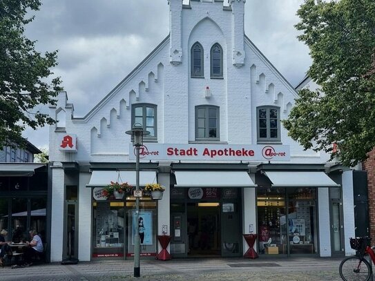 Erstbezug nach Sanierung! Erdgeschossfläche am Marktplatz von Neumünster zu vermieten.