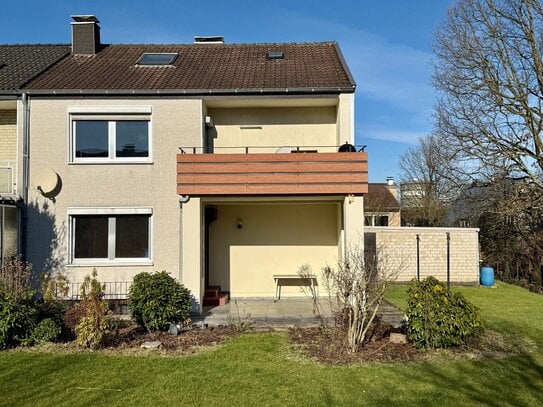 ZWEIFAMILIENHAUS MIT GROSSEM GARTEN UND ZWEI GARAGEN IN BEGEHRTER LAGE !!!