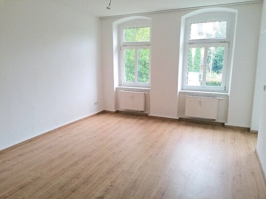 !! neue Einbauküche möglich, 3-Raum-Wohnung mit neuem Laminat in ruhiger Nebenstraße !!