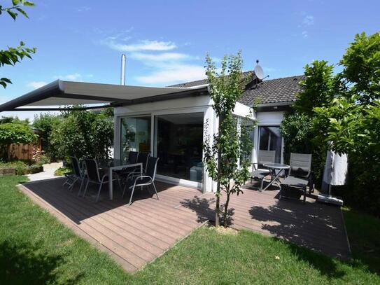 Bodensee nahes ( ca. 20 Min. ) und höchstwertig saniertes Bungalowhaus, Saunahaus und Traumgarten in ruhiger Lage.