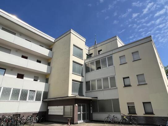 Mit Loggia: Helle und wirklich großzügige 1 Zimmer-Wohnung in top Lage zu Bahnhof+UKGM, Wilhelmstr. 19a, Gießen