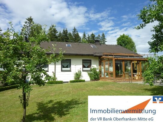 **Interessanter Bungalow mit schönem Wintergarten von liebevollem, großzügigen Garten umrahmt**