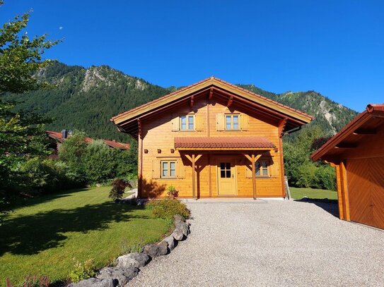 Freistehendes Holzblockhaus mit traumhaftem Bergblick