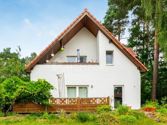 Investmentchance: Gut vermietetes Zweifamilienhaus im Grünen mit Garten, Garage, Terrasse und Loggia