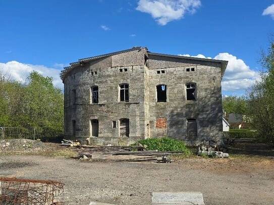 Sandstein-Villa auf großem Grundstück / Zum Erhalten oder Abreißen