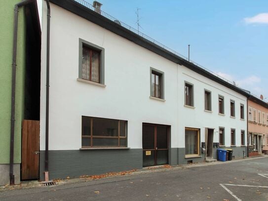 Großzügige, vermietete 6-Zimmer-Maisonettewohnung mit Sanierungsbedarf in Uehlfeld