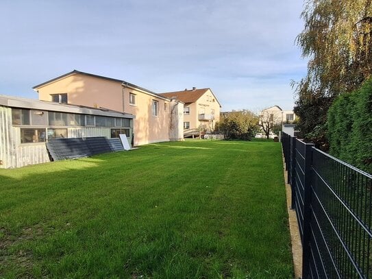 Haus mit Gewerbeeinheit und grossem Grundstück.