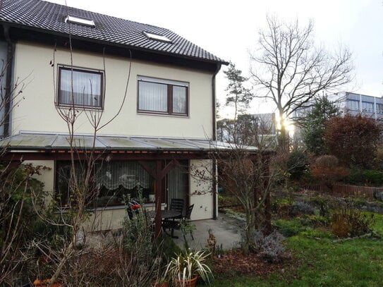 Großzügiges Reiheneckhaus mit Garage und schön angelegtem Garten in Nürnberg-Langwasser