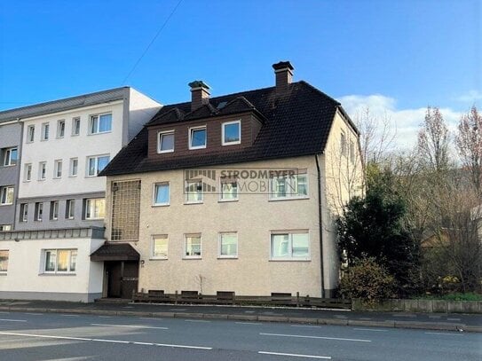 Solides 4 - Familienhaus aus den 1980er Jahren mit gemütlichem Hinterhof und 3 Garagen!