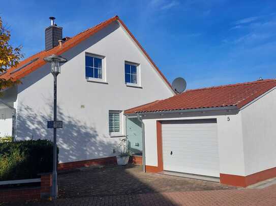 Schönes freistehendes EFH mit Garage und gepflegtem Garten