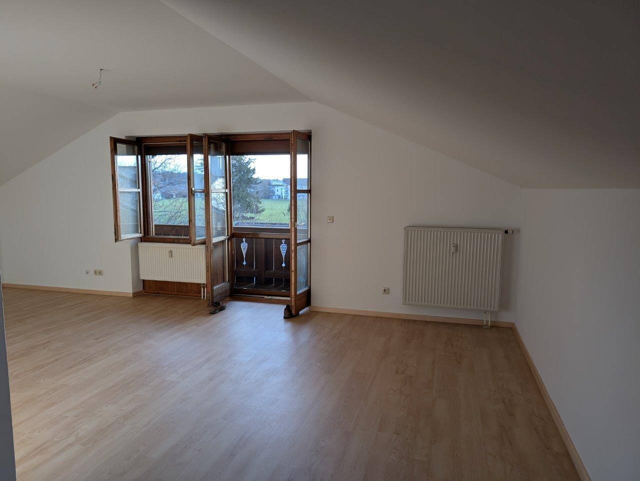                                                              Ruhige gro&szlig;e 1-Zimmer-DG-Wohnung mit Balkon provisionsfrei                                                       in Holzkirchen (Miesbach)