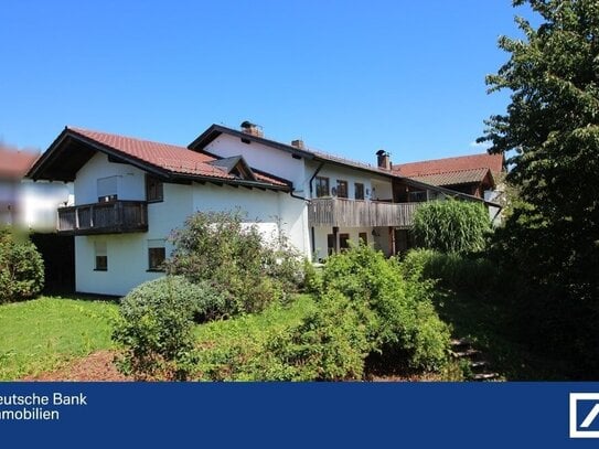 Großes Zweifamilienhaus mit schön eingewachsenem Garten in Aussichtslage von Regen