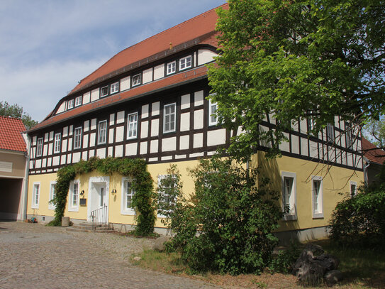 Mehrfamilienwohnhaus mit herrlichem Park, Garagen, Stellplätzen und Nebenflächen