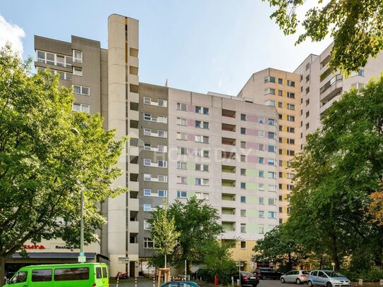 Fast City West: attraktive 2-Zimmer-Wohnung mit Balkon und Top-ÖPNV-Anbindung in quirliger Lage