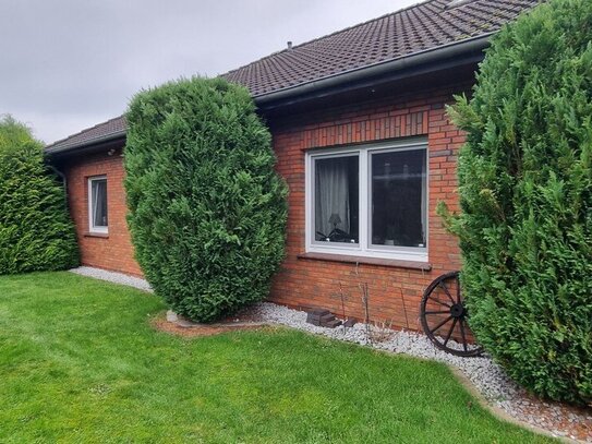 Schicker Bungalow mit Glasfaser, Garage und einem großen Garten im Herzen von Jaderberg