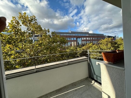 Strahlend helles 2,5-Zimmer-Apartment mit Balkon - frisch saniert und möbliert