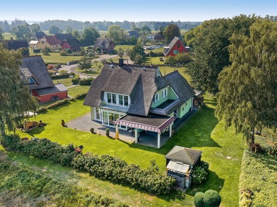 Refugium unter Reet - repräsentative Liegenschaft mit Traumhaus und Boddenblick