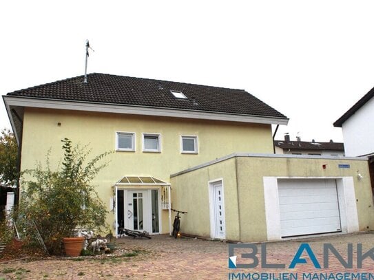 Großzügiges Einfamilienhaus mit idyllischem Garten und viel Potenzial zur individuellen Gestaltung.