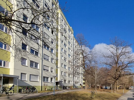 Am Westkreuz - Gepflegte 3-Zimmer-Wohnung mit Balkon -Schwimmbad/Sauna im Haus