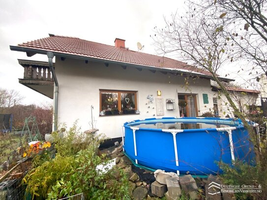 freistehendes Einfamilienhaus mit Kamin, Balkon, Garten, Terrasse und Parkplätzen