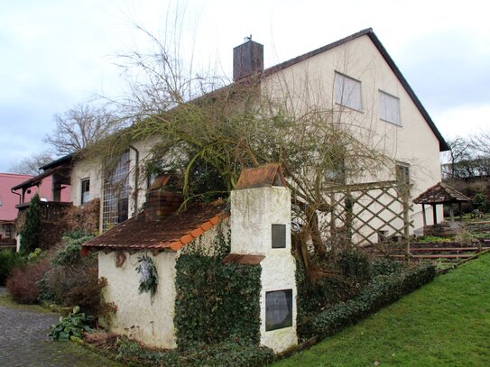 Zweifamilienhaus, Nebengebäude und großes Grundstück