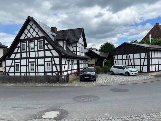 Individuelles Einfamilienhaus mit Nebengebäude