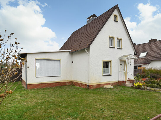 Burgdorf - NEUER PREIS - Ansprechendes Einfamilienhaus mit Vollkeller und Garage auf ca. 935 m² Grundstück in guter Woh…