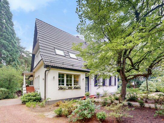 Ein-/Zweifamilienhaus, ca. 244 m², mit Garten, Terrasse und Doppelgarage in Mülheim-Broich